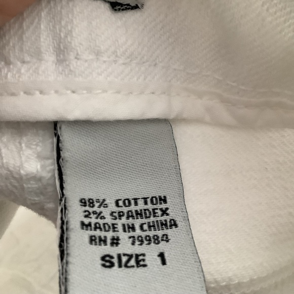 Chicos white jean capris Premium brand size one in excellent condition 5… - Picture 11 of 16